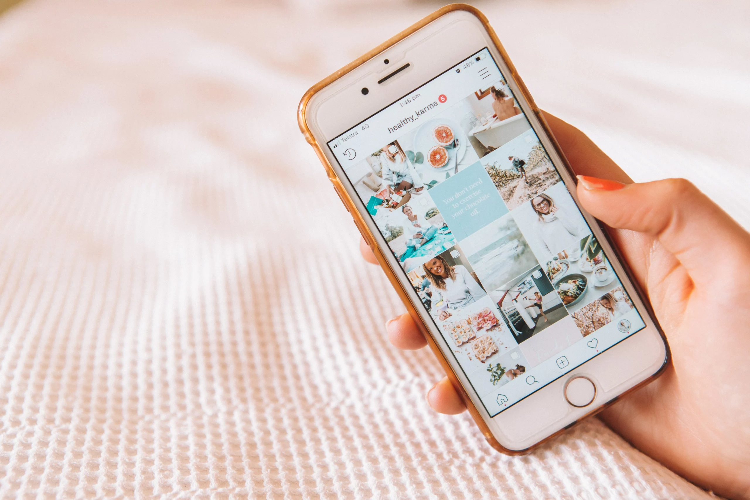 Osoba przeglądająca Instagram na smartfonie – przykład wykorzystania influencer marketingu w mediach społecznościowych.