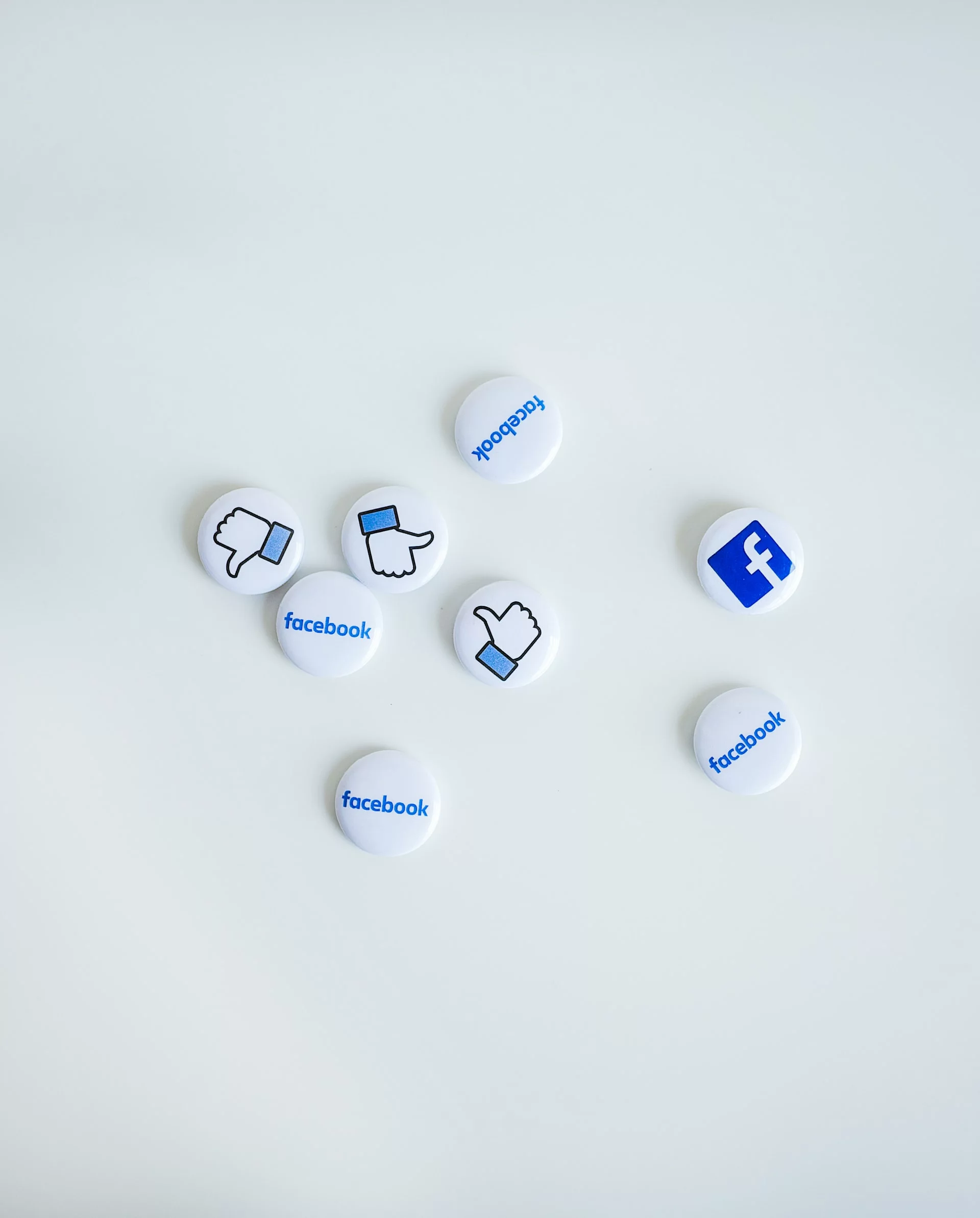 Ikony Facebooka i reakcji użytkowników jako symbol kampanii w social media
