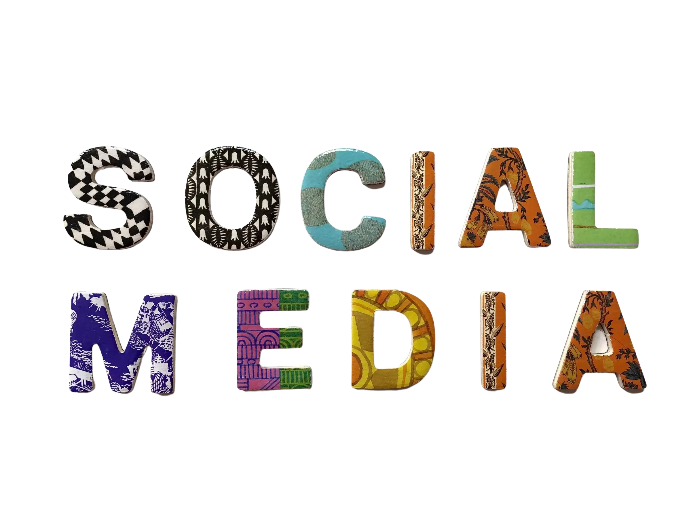 Kolorowy napis social media symbolizujący różne kanały social media wykorzystywane w marketingu online.