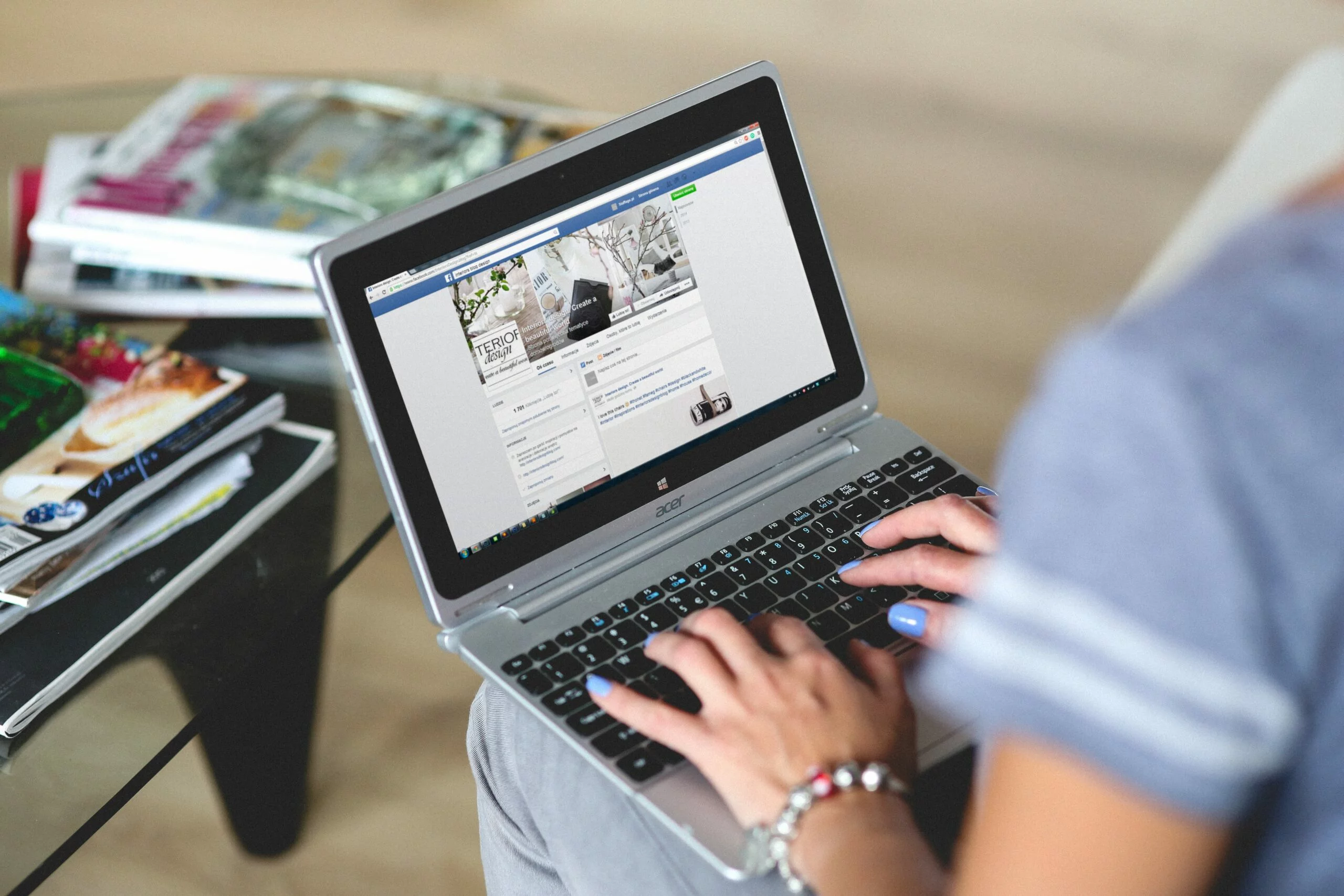 Zarządzanie profilem marki – media społecznościowe na ekranie laptopa
