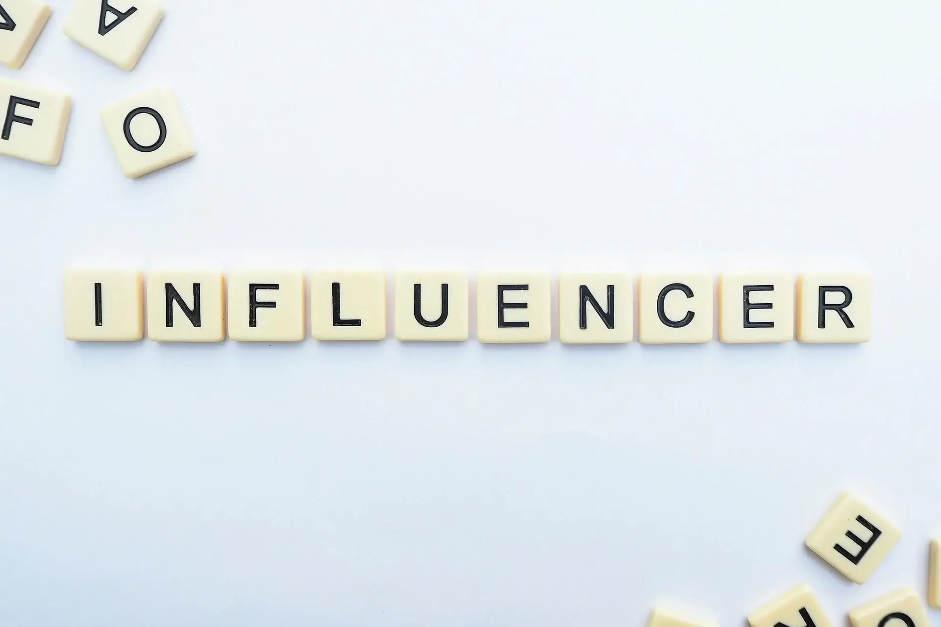 Napis influencer ułożony z kostek – artykuł o najczęstszych błędach we współpracy z influencerem.