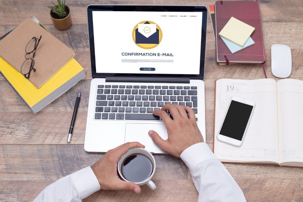 Przykładowy mailing reklamowy wyświetlany na laptopie – potwierdzenie e-maila