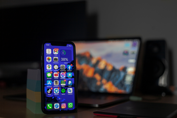 Reklama w aplikacjach mobilnych – aktualne formaty, standardy i możliwości 2025