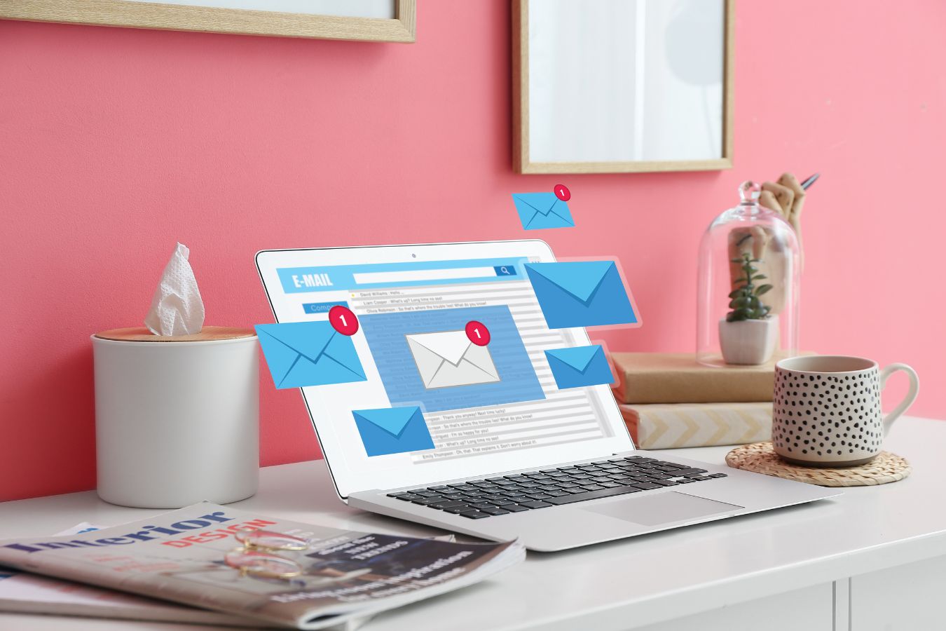 Laptop z wyświetloną skrzynką e-mail i powiadomieniami – co to marketing automation w praktyce
