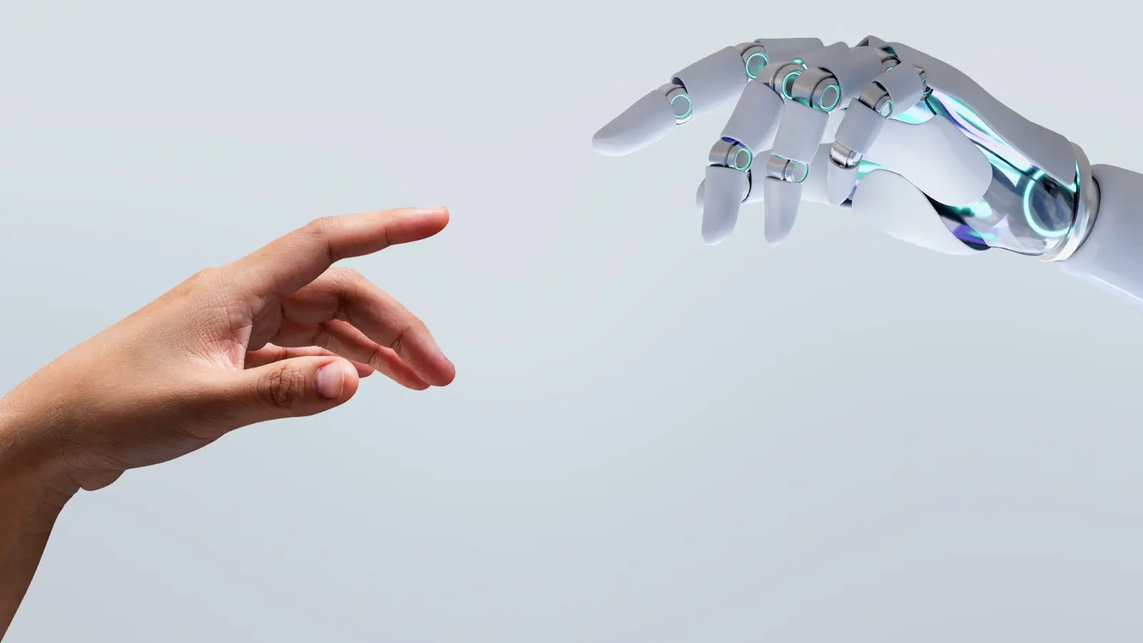 Ludzka dłoń i robotyczna ręka zbliżające się do siebie – wizja przyszłości marketing automation.