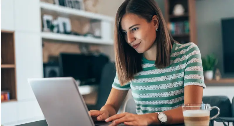 Marketerka pracująca przy laptopie – wskazówki dla marketerów i strategie digital marketingu.
